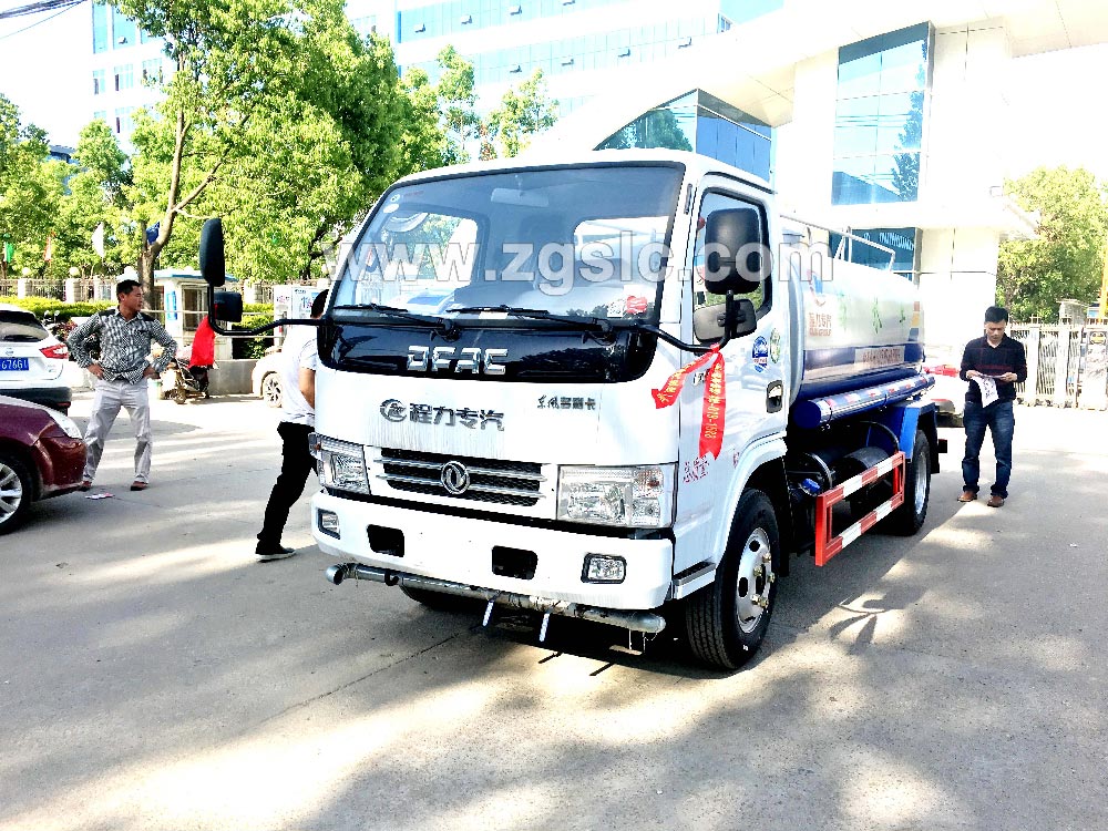 到湖北程力集團(tuán)訂購(gòu)灑水車(chē)，現(xiàn)貨供應(yīng)隨時(shí)出發(fā)