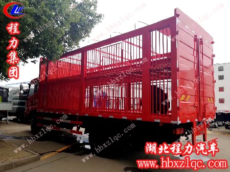 經濟實用簡易型仔豬運輸車輛，東風天錦倉柵式運豬車