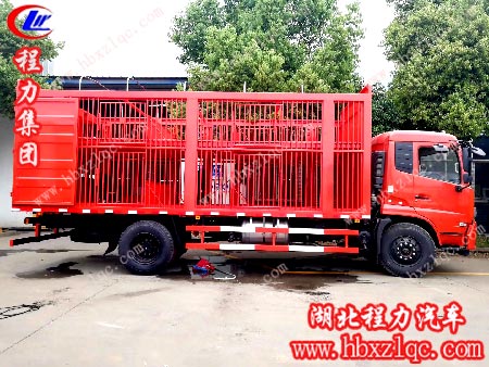 經濟實用簡易型仔豬運輸車輛，東風天錦倉柵式運豬車