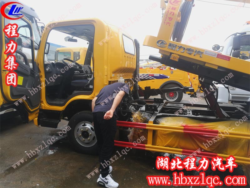 江蘇南通施總昨日來(lái)廠訂購(gòu)的解放虎V藍(lán)牌清障車，今日順利發(fā)車?yán)玻? /></a> </div>    <div   id=