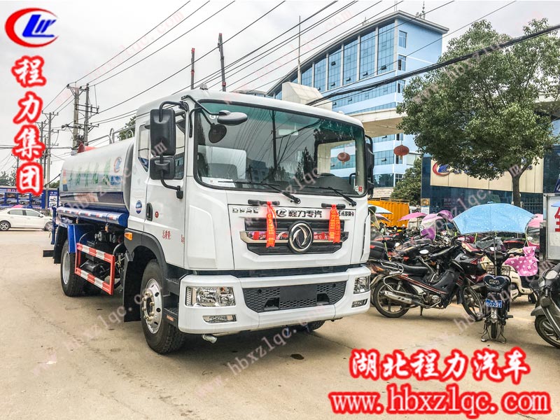 白總在程力專用汽車股份有限公司訂購的12方東風(fēng)D9噴霧車已順利到達(dá)萬州完成交車！