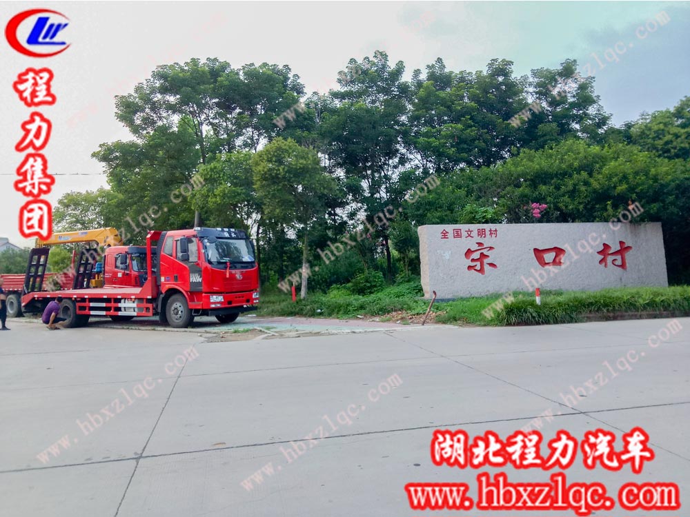 做挖機(jī)的幫手，我們一起修地球——湖北程力集團(tuán)解放J6平板運(yùn)輸車(chē)連云港順利交車(chē)