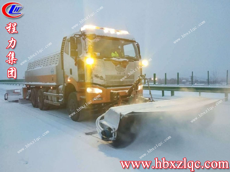 還在使用人工除雪鏟嗎？大雪紛飛的北方已經(jīng)用上湖北程力集團的最新除雪車