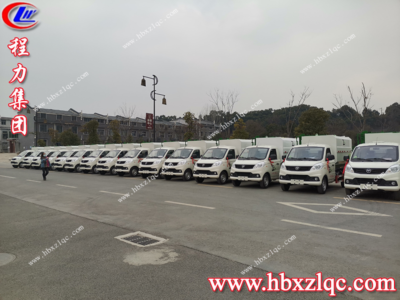 程力集團批量掛桶垃圾車發(fā)往天津客戶所在地。