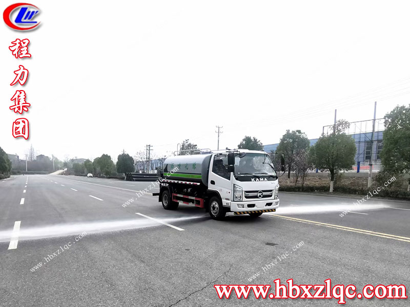 清明煙雨細——湖北程力凱馬6方灑水車風(fēng)雨不誤，在線試車。