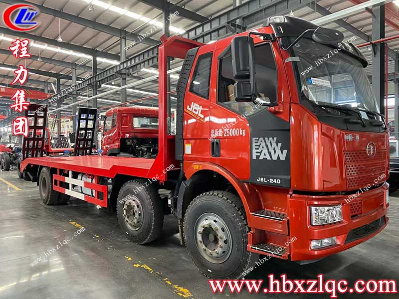 湖北程力解放J6小三軸平板運輸車，采用新型低平板設(shè)計，重心底，機械更穩(wěn)