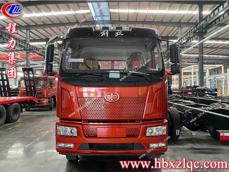 湖北程力解放J6小三軸平板運(yùn)輸車，采用新型低平板設(shè)計(jì)，重心底，機(jī)械更穩(wěn)