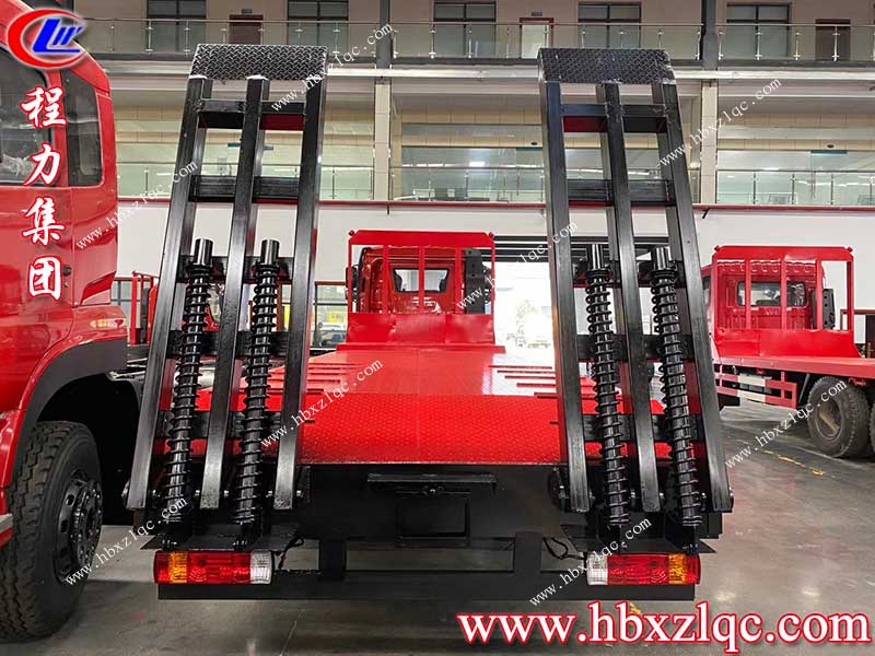 湖北程力解放J6小三軸平板運(yùn)輸車，采用新型低平板設(shè)計(jì)，重心底，機(jī)械更穩(wěn)