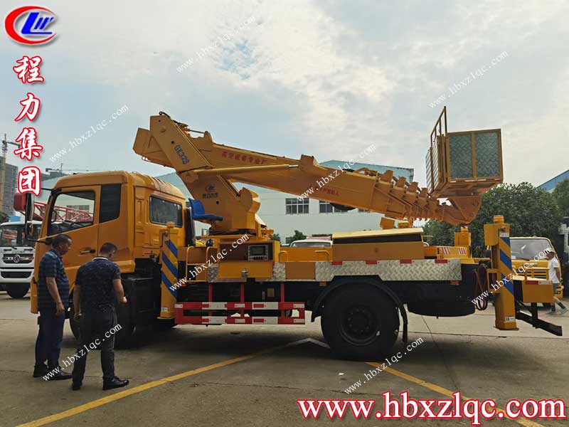湖北程力新鮮出爐進口臂32米天錦直臂高空作業(yè)車，客戶正在驗車