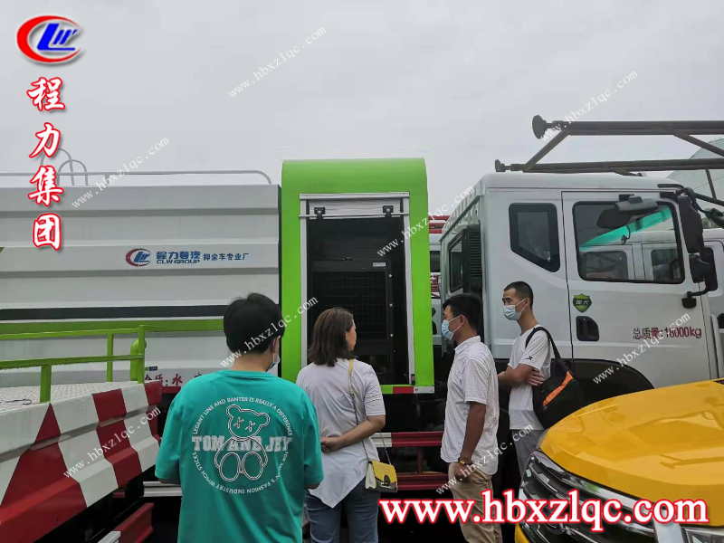 佛山客戶不遠(yuǎn)萬(wàn)里到廠看車(chē)，欲購(gòu)抑塵車(chē)