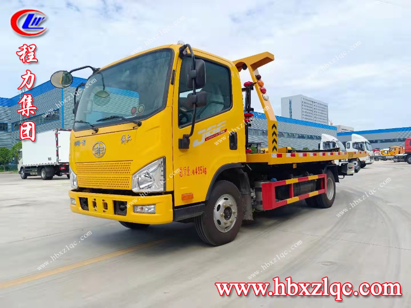 高速路上的“常客”——清障車
