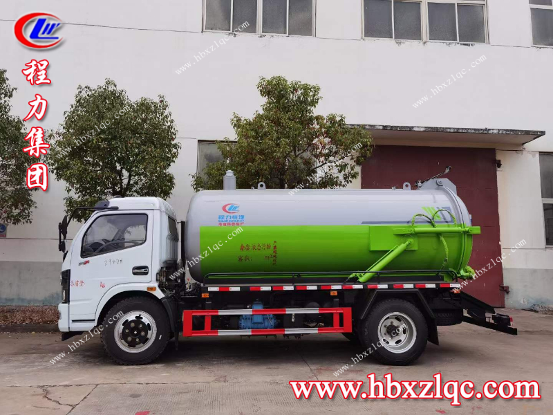 披荊斬棘的大型汽車--吸污車
