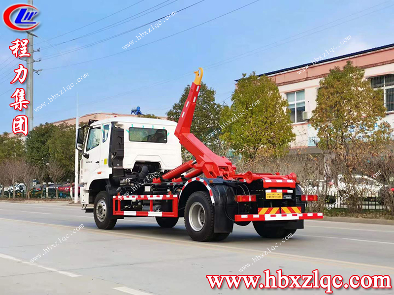 “我們是專業(yè)的垃圾搬運工”---程力集團勾臂垃圾車。