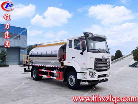 道路建設(shè)小幫手，鋪路撒料我來做——程力重汽豪沃瀝青灑布車