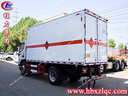 關(guān)于普通貨車和危險(xiǎn)品廂式運(yùn)輸車運(yùn)輸?；匪芴峁┑倪\(yùn)輸環(huán)境